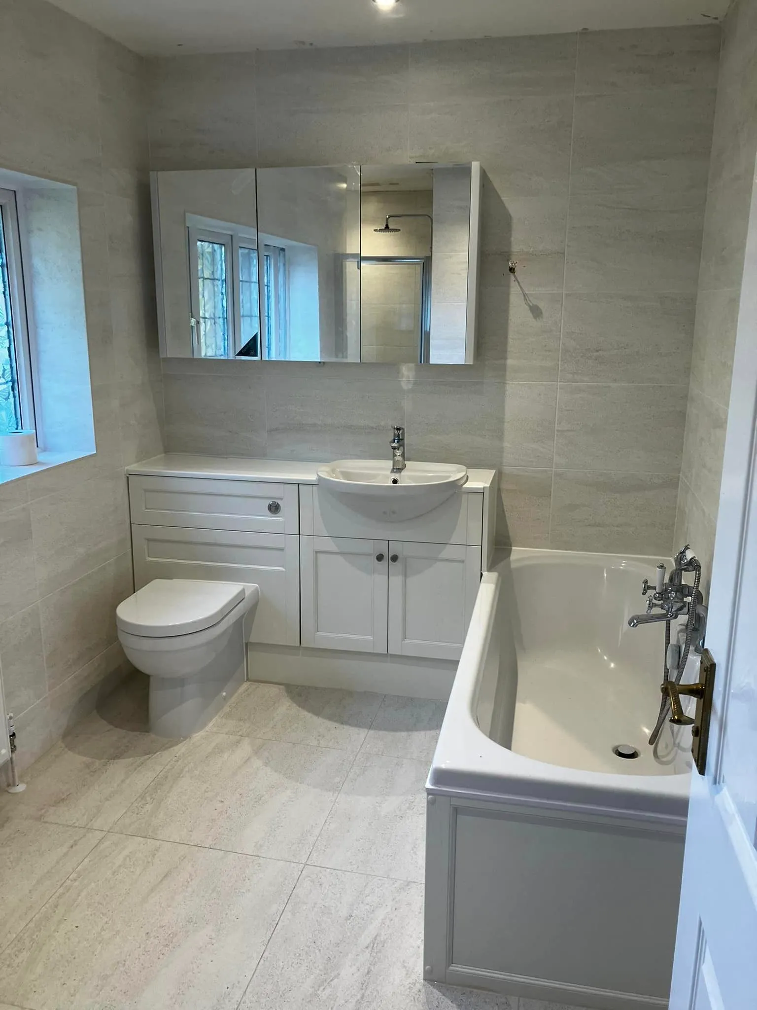 A bathroom with a toilet, sink, and bathtub.